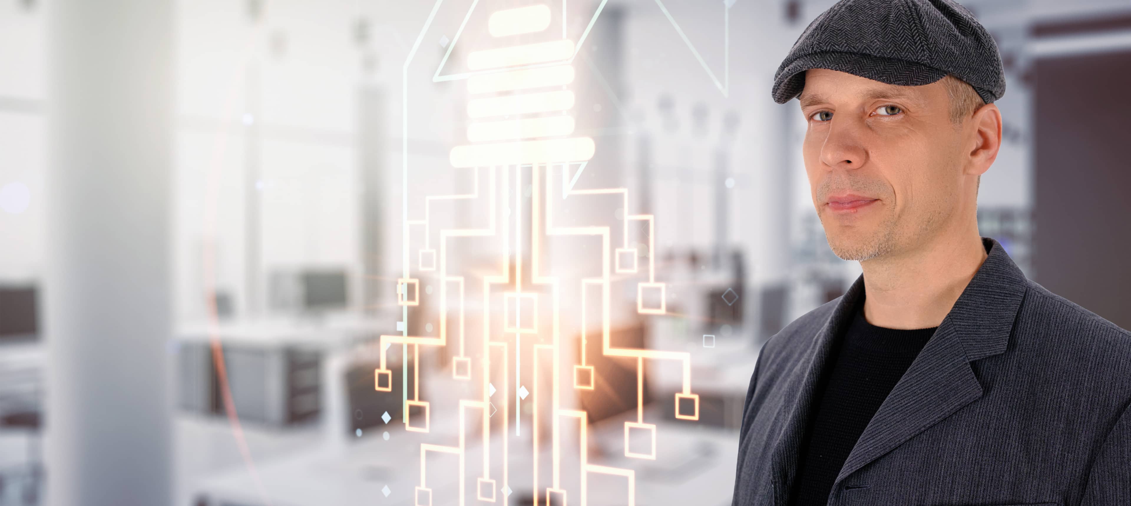 Portrait von Philipp Steidler dem Rostocker IT-Dienstleister für Digitalisierung. Im Hintergrund ist ein helles, sonniges Büro zu sehen.